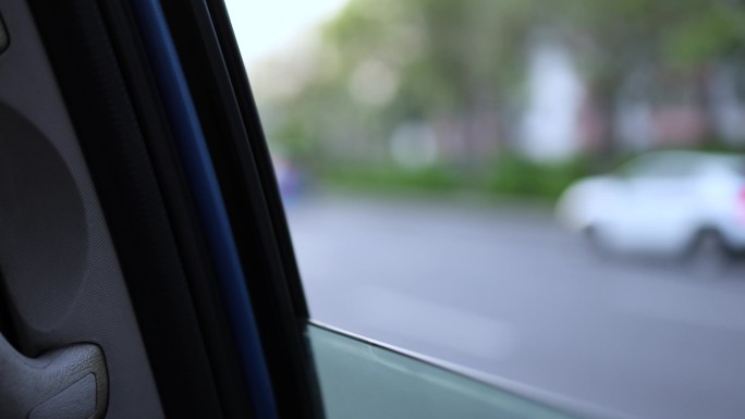 行驶的小轿车窗外城市视角‘