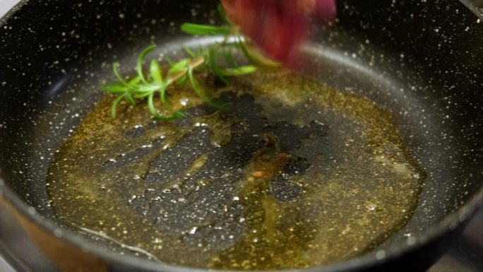 用香草黄油、胡椒和迷迭香煎牛肉片。煎肉排。特写镜头。煎牛眼肋排。菲力牛排。制作原味安格斯肋眼。食物配