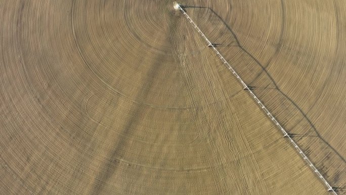 加州沙漠中圆形农场的航拍照片