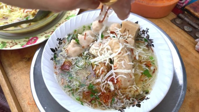 一碗一碗的肉丸面汤放在推车上。印尼街头小吃。