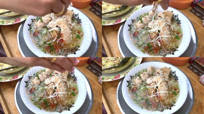 一碗一碗的肉丸面汤放在推车上。印尼街头小吃。