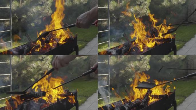 在把肉放在烤架或烧烤架上之前，厨师用拨火棍把燃烧的木头铲到铁火盆里