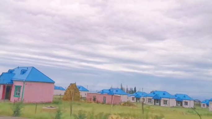 旅途奇观新疆蓝色屋顶的房子
