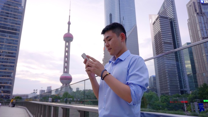 上海街头打电话男子 青年人城市生活 手机