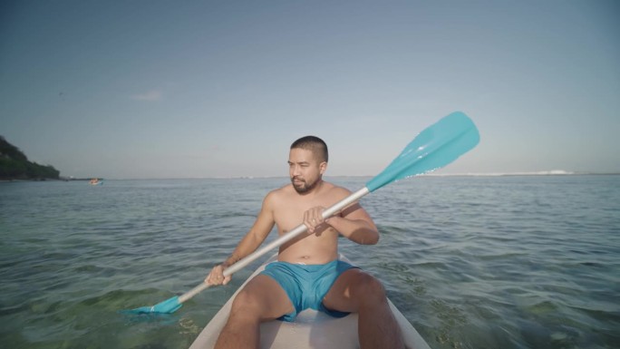 印度尼西亚男子划独木舟在古农帕扬海滩，巴厘岛，印度尼西亚慢动作