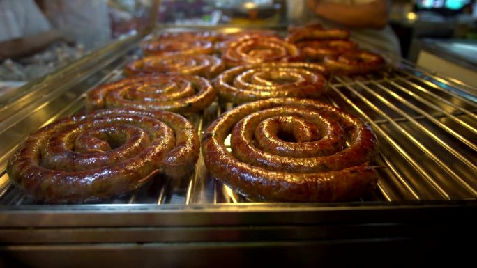泰国北部香料香肠卷在当地市场出售草药和猪肉烧烤