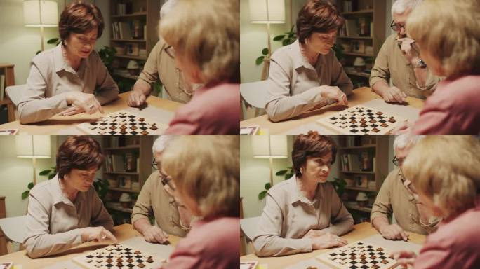 在家里玩跳棋的老年人试图赢得对方