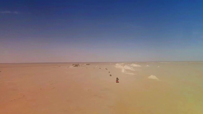 罗布泊沙漠车队航拍