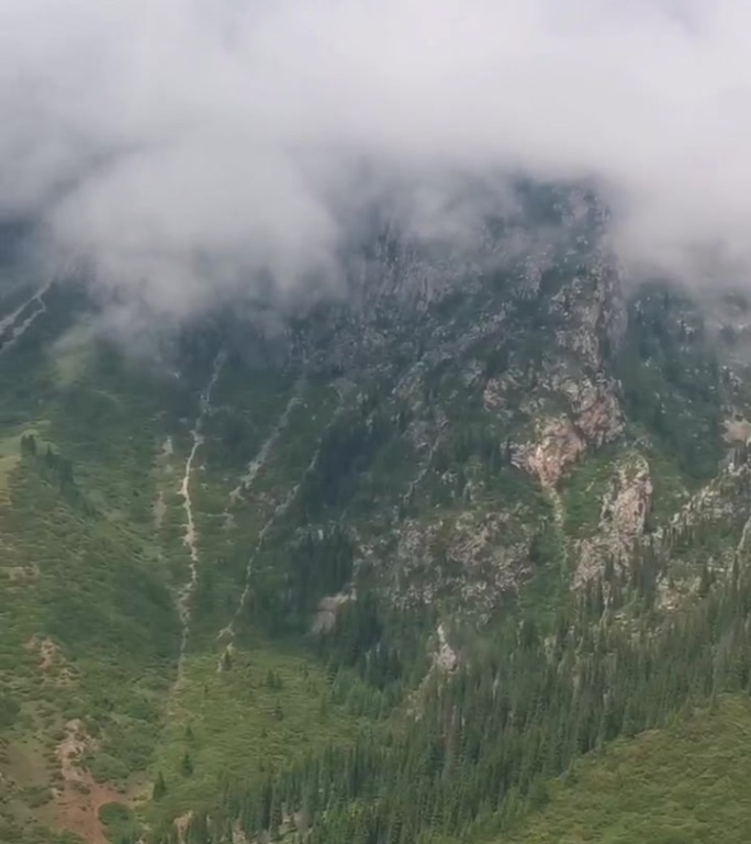 新疆高山云雾风景奇幻风光