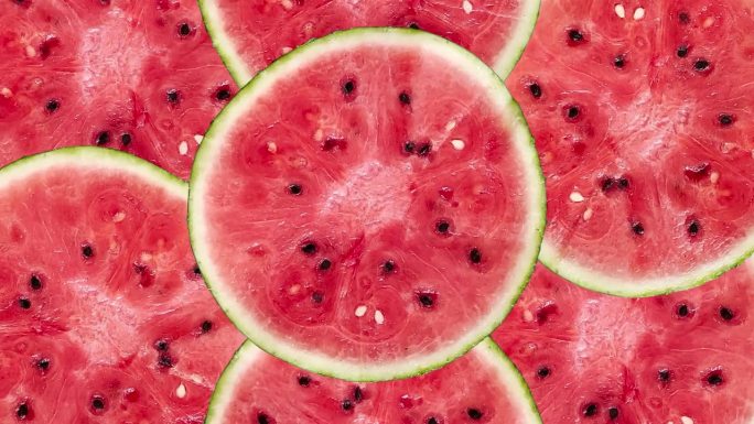 旋转西瓜片在高分辨率-完美的夏天，假期和健康的饮食概念与西瓜