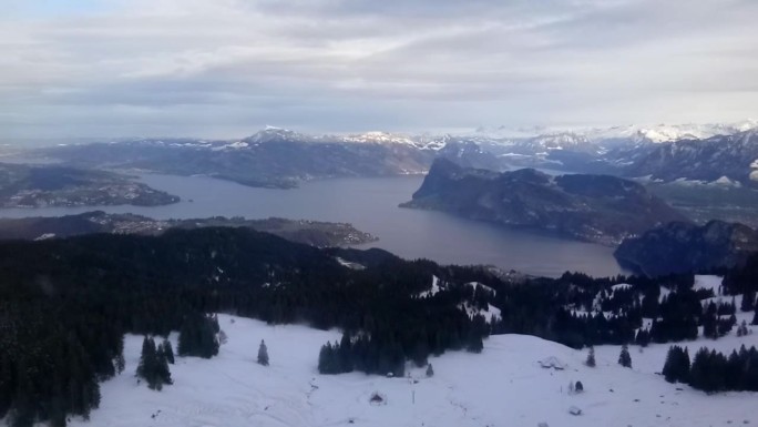 从瑞士皮拉图斯山的火车上看风景