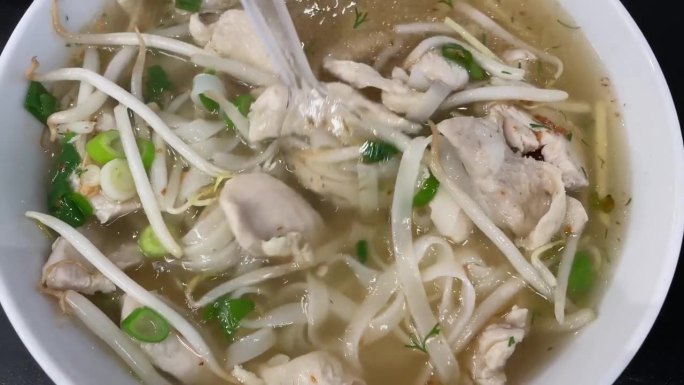 Pho Ga，越南鸡肉面汤。搅拌美味，热的亚洲食物，汤汁在碗里。