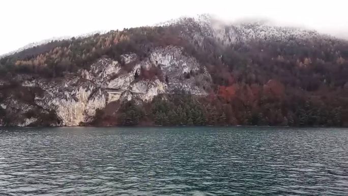 从瑞士图恩湖乘船游览的景色