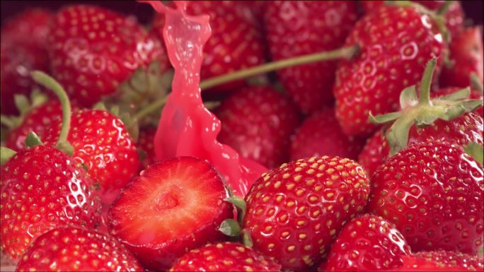 草莓落在草莓之间的果汁里。慢动作1000 fps