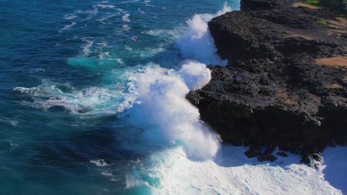 航拍大海海浪巨浪翻滚拍打礁石