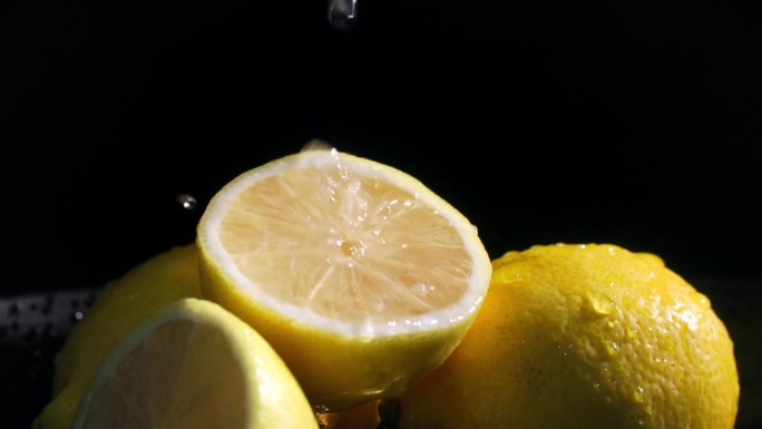 柑橘，成熟的健康水果，在黑暗的背景上加水，特写