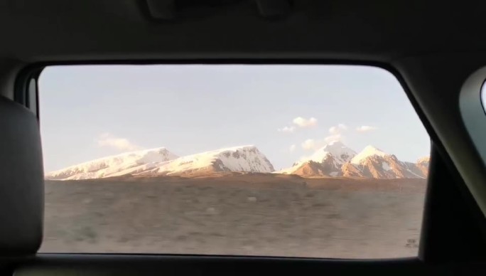 新疆旅途实拍车窗风光日照金山