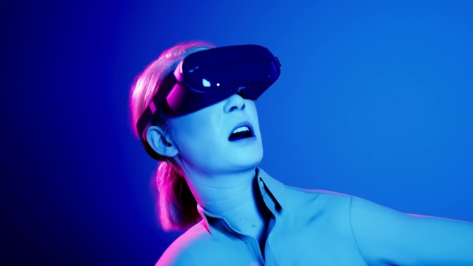 技术，网络游戏，娱乐，虚拟世界中的3D模拟。戴着vr眼镜的千禧一代女性在霓虹灯工作室里播放，3d渲染