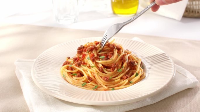 意大利肉酱面是用叉子夹起来的。经典意大利面配酱汁。