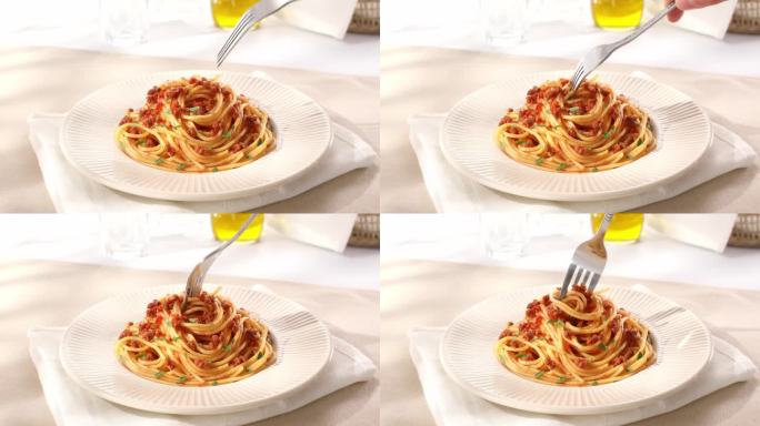 意大利肉酱面是用叉子夹起来的。经典意大利面配酱汁。