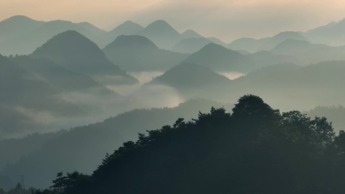 山与雾和雾在早晨已经山水万马奔腾云雾缭绕