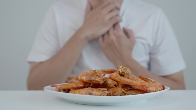 食物过敏，男人吃虾后有发痒发红的反应，海鲜过敏，瘙痒、皮疹、腹痛、腹泻、胸闷、意识不清、死亡，严重者