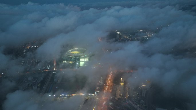 航拍俯瞰平流雾下的威海高新区城市街景