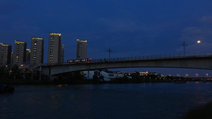 京杭运河上有轨电车和月亮
