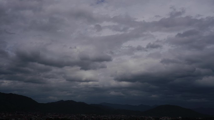 阴天森林乌云飘过树林阴雨天山峰山脉大景