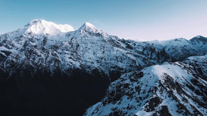 尼泊尔一座雄伟山峰的白雪皑皑的顶峰