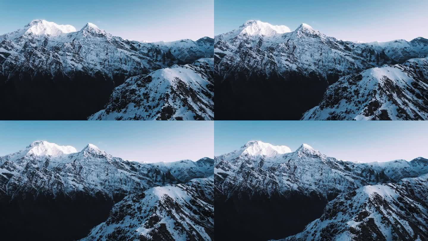 尼泊尔一座雄伟山峰的白雪皑皑的顶峰