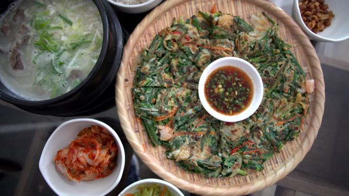 韩式料理海鲜煎饼、牛骨汤配菜、雪龙汤、海葵、巴全盘