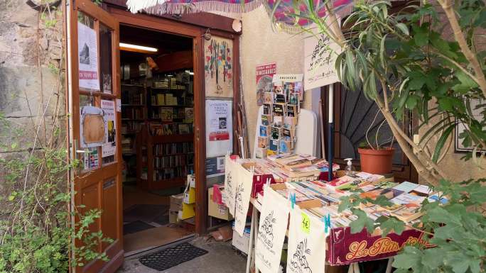 法国南部老房子里的书店入口处展示的书籍