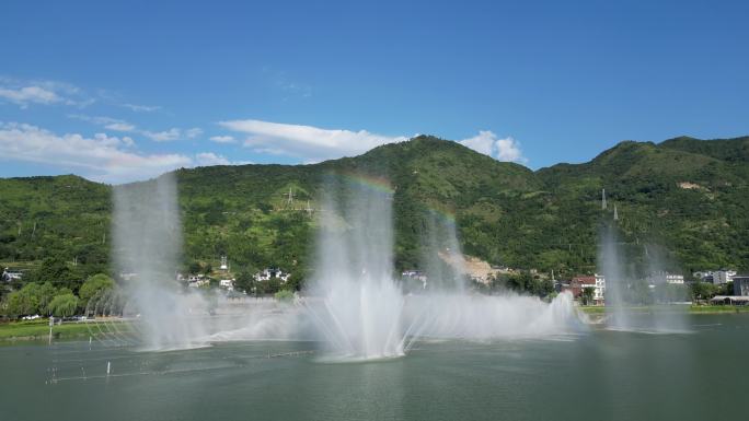 喷泉喷雾中的彩虹