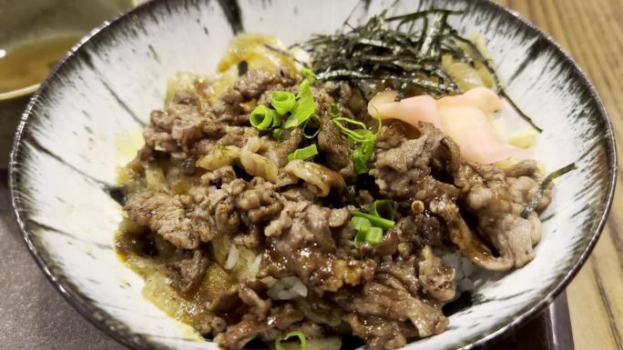 牛肉日式烧肉饭，日式蛋黄和日本牛和牛饭