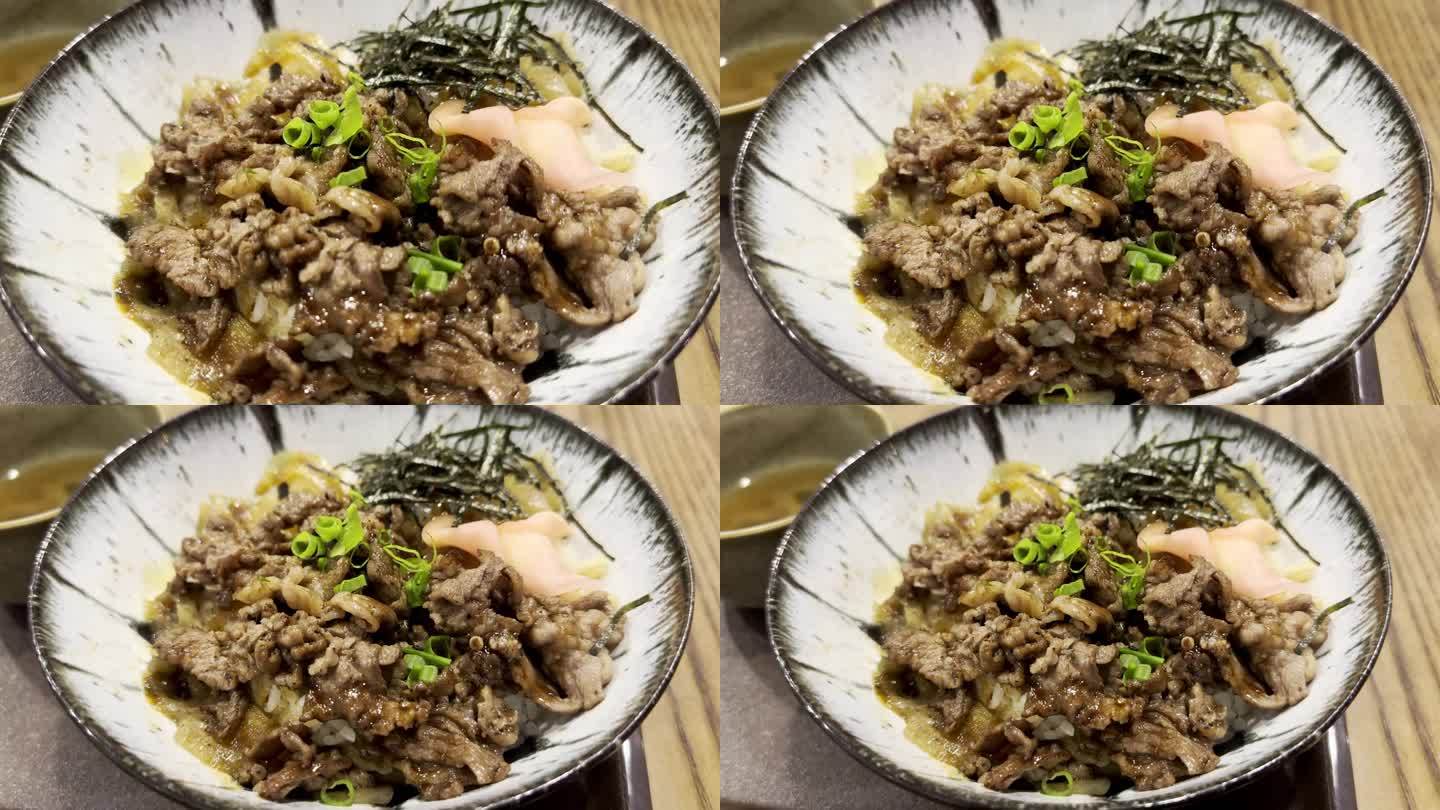 牛肉日式烧肉饭，日式蛋黄和日本牛和牛饭