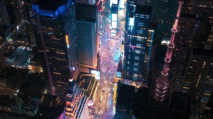 直升机夜游纽约市建筑。在灯火通明的时代广场上空，成群的游客享受着曼哈顿的夜生活，欣赏着这个有着各种广