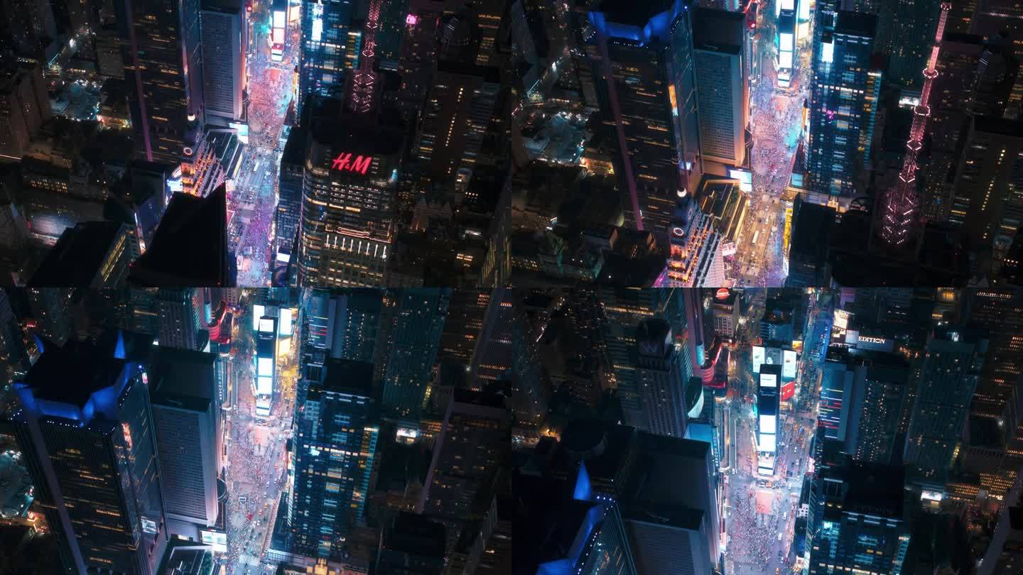 直升机夜游纽约市建筑。在灯火通明的时代广场上空，成群的游客享受着曼哈顿的夜生活，欣赏着这个有着各种广