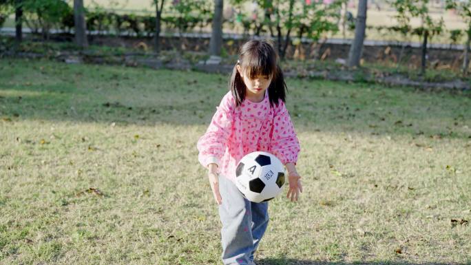 可爱女孩子 户外拍打足球