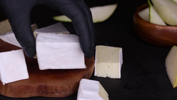 放一片切好的奶酪，上面有白色的霉菌