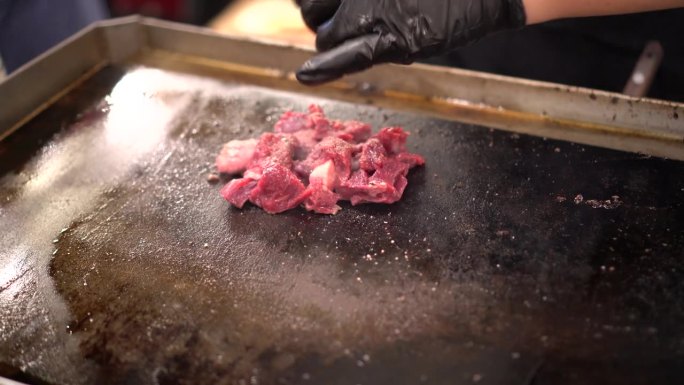 牛肉切块调味用盐和油街头食品火炬火焰烧烤烹调肉