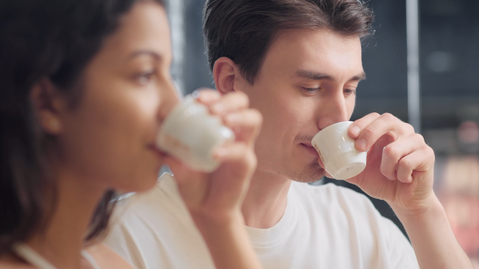 老外外国人喝茶购物消费