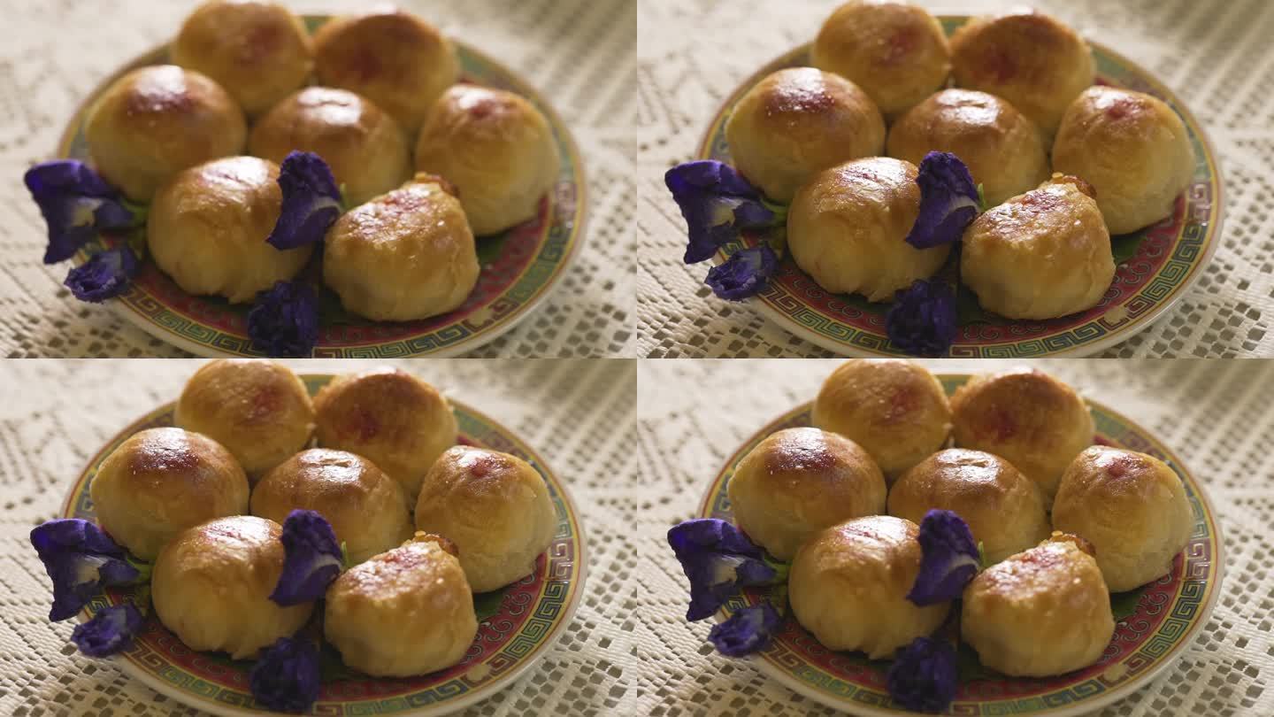 桃素饼是普吉岛著名的甜点，放在盘子上用豌豆花装饰。