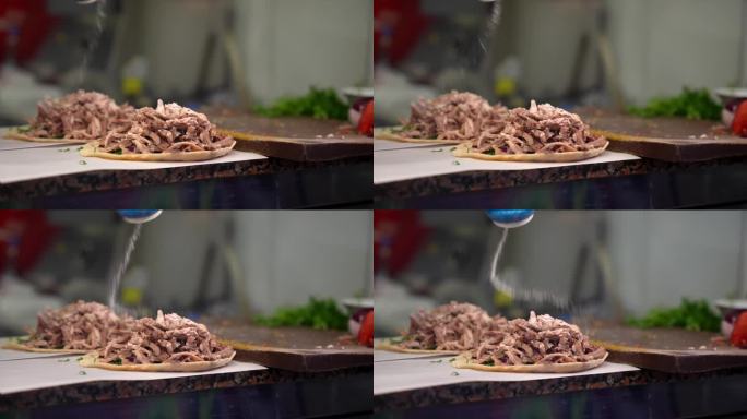 从菜板上切肉，在菜板上切羊头肉，准备传统的土耳其街头小吃