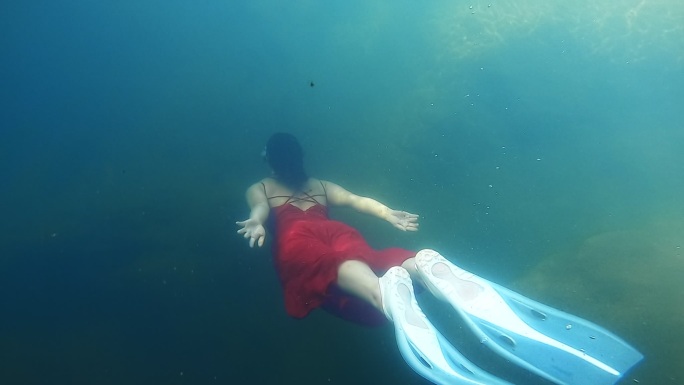 女生在溪流深潭中潜泳自由泳自由潜水