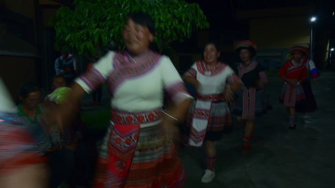 乡村振兴亮化工程云南屏边苗族围绕火堆舞蹈