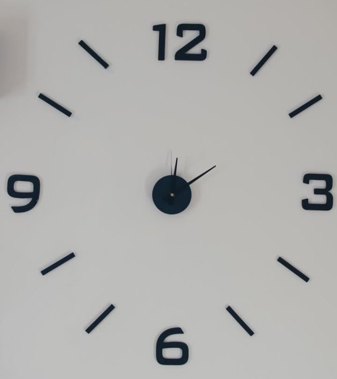 垂直视频延时倒计时白墙时钟与黑色数字。表针快速转动，数秒、分、小时、天、世纪。