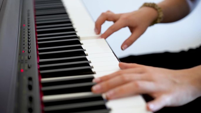 古典钢琴奏鸣曲:才华横溢的年轻钢琴家展示艺术