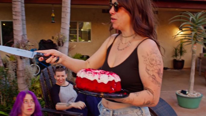 女人带着红丝绒蛋糕去派对