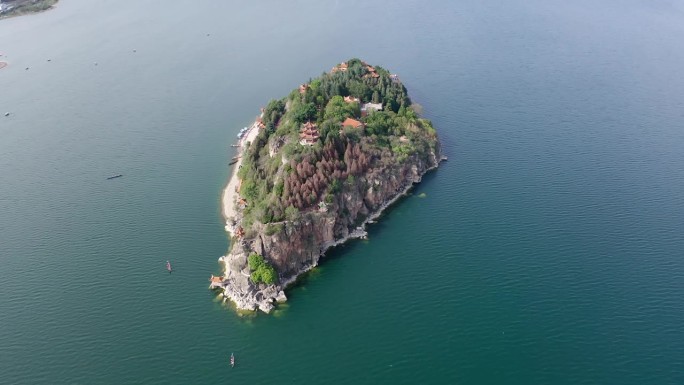 中国云南抚仙湖中的小岛。